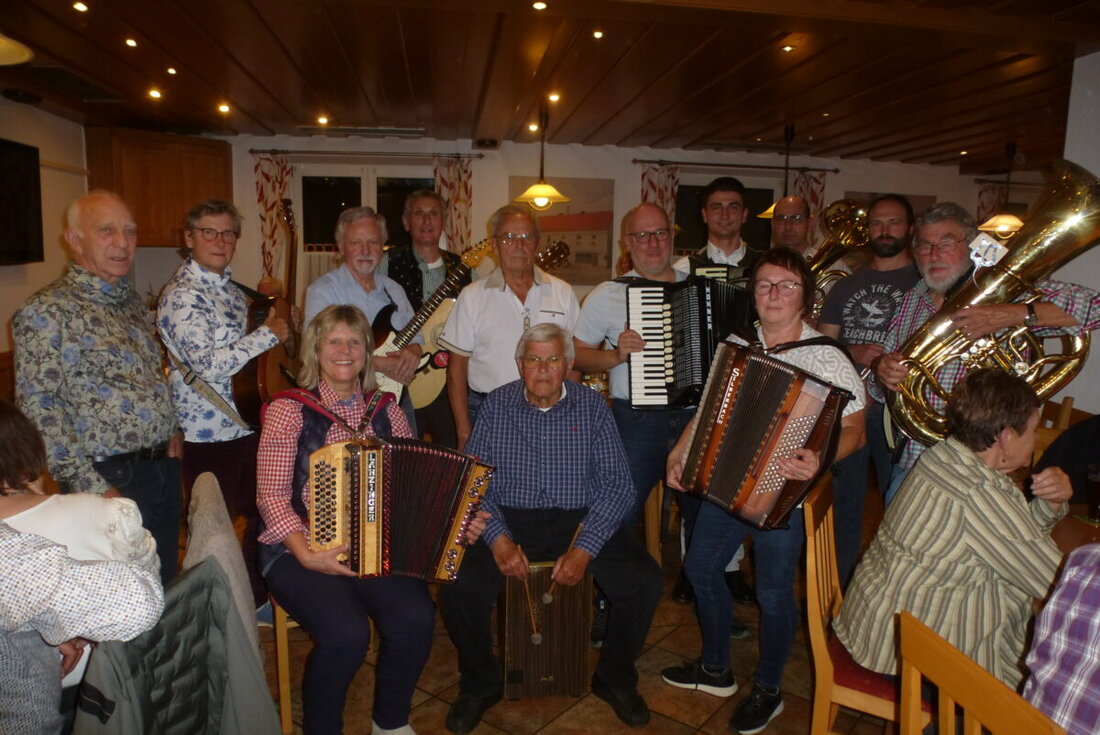 Kaltenbrunn. Beim Musikantenstammtisch am 9. Oktober füllte sich der Gasthof Zum Goldenen Posthorn, ein Dutzend Mitwirkende bot viereinhalb Stunden zünftige Volksmusik und lud das Publikum zum Schunkeln und Tanzen ein.