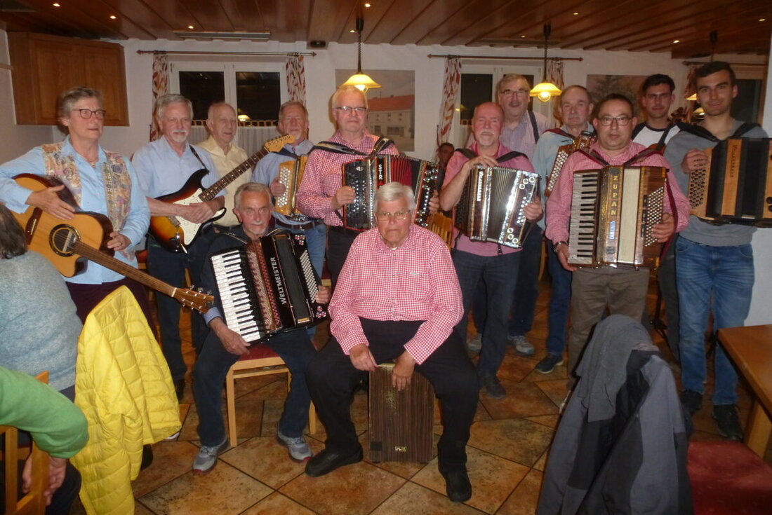 Kaltenbrunn. Im Wirtshaus Zum Goldenen Posthorn feierten Gäste aus Weiherhammer, Gmünd, Weiden, Vilseck und Schlicht den Musikanten-Stammtisch. Vier Gruppen spielten über vier Stunden Volksmusik, Publikum sang und klatschte mit.