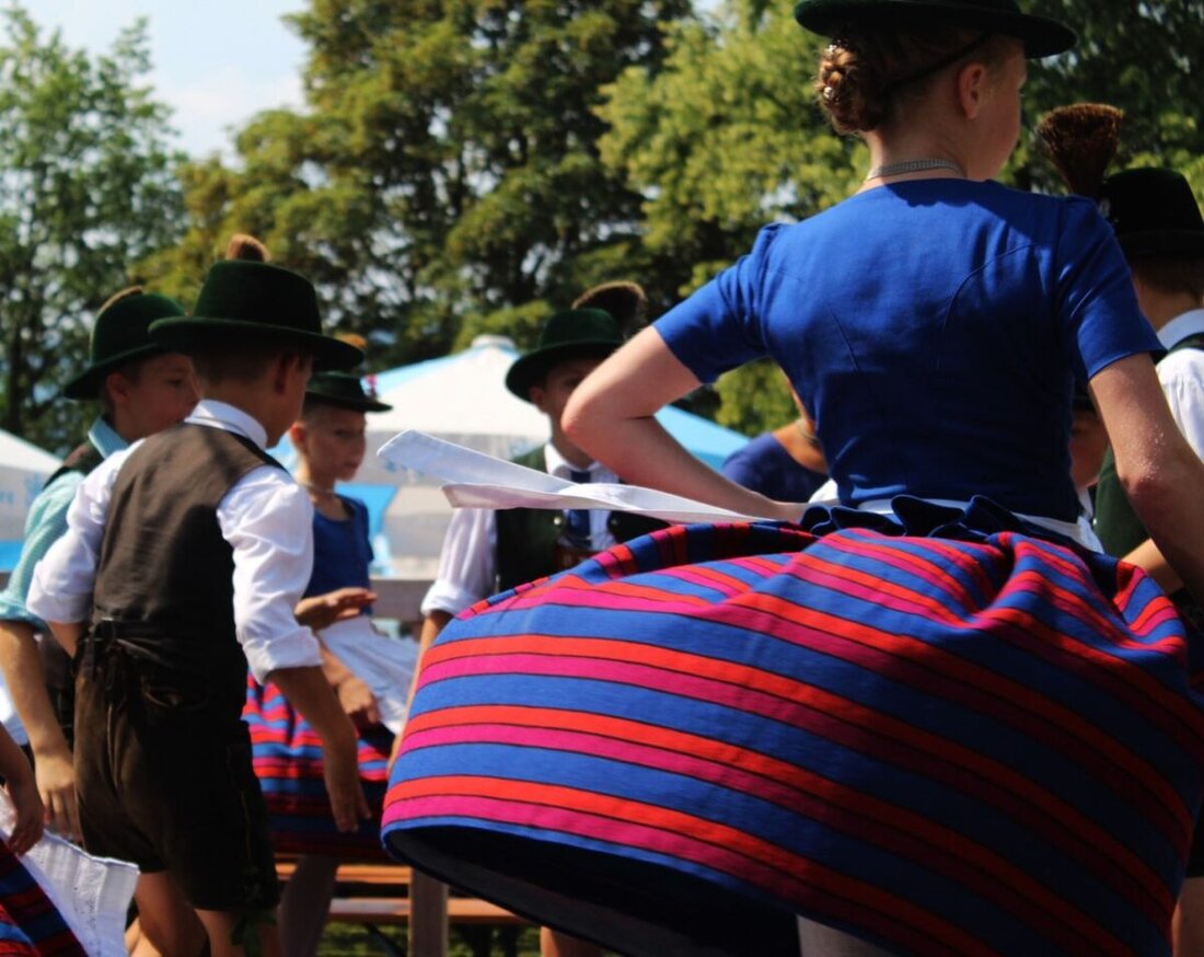 Neustadt/WN. Der Heimat- und Volkstrachtenverein lädt zum kostenfreien Volkstanzworkshop in die Musikschule ein. Start ist am 1. Februar 2026, 19 Uhr; einstudiert werden Tänze für den Auftritt am 1. Mai. Anmeldung bis 28. Januar.