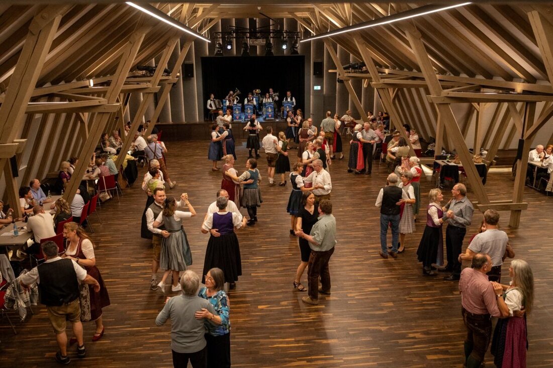 Amberg-Sulzbach. Ab 28. Oktober bieten Landkreis, Heimatpflege und vhs im Kultur-Schloss Theuern Volkstanz-Grund- und Zwiefachkurse für Einsteiger an, Anmeldung ab sofort, Abschluss am 22. November.