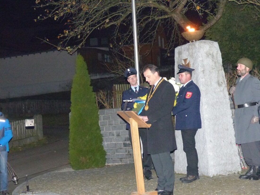 Döllnitz/Leuchtenberg. „Wenn wir unsere Toten, Gefallenen und Vermissten vergessen, dann sterben sie ein zweites Mal“, so die mahnenden Worte von Bürgermeister Anton Kappl am Volkstrauertag. In den beiden Kirchengemeinden Döllnitz [&hellip;]