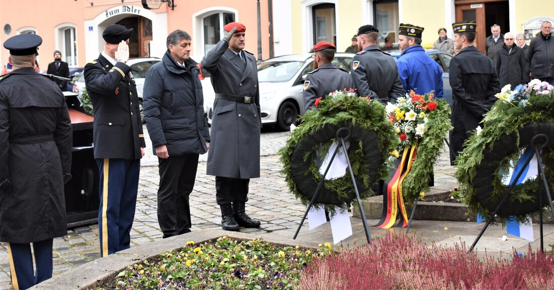 Grafenwöhr. 110 Millionen Menschen sind beim 2. Weltkrieg in den Krieg getrieben worden und 55 Millionen fanden dabei den Tod. Nicht nur daran wurde am Volkstrauertag gedacht. Von Renate Gradl  [&hellip;]