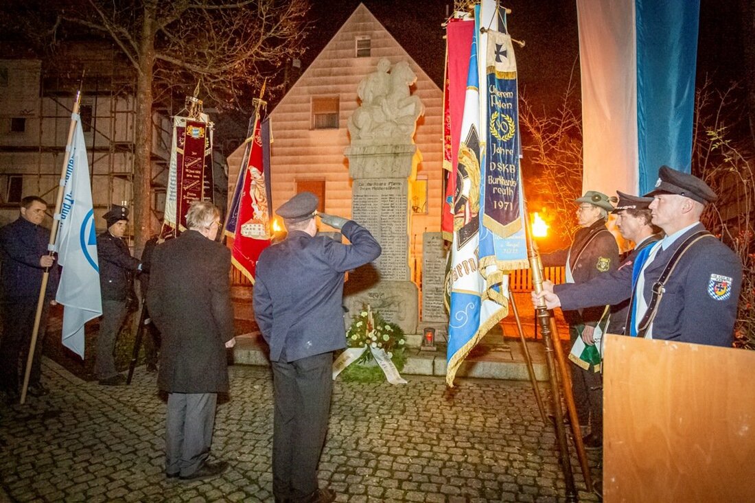 Kastl. Mit Trommelwirbel, Blasmusik und Fackeln ziehen zahlreiche Vereine mit ihren Fahnenabordnungen, Bürger sowie Vertreter des Gemeinderates mit Bürgermeister Josef Etterer zum Kriegerdenkmal am Dorfplatz, um der Opfer beider Weltkriege [&hellip;]