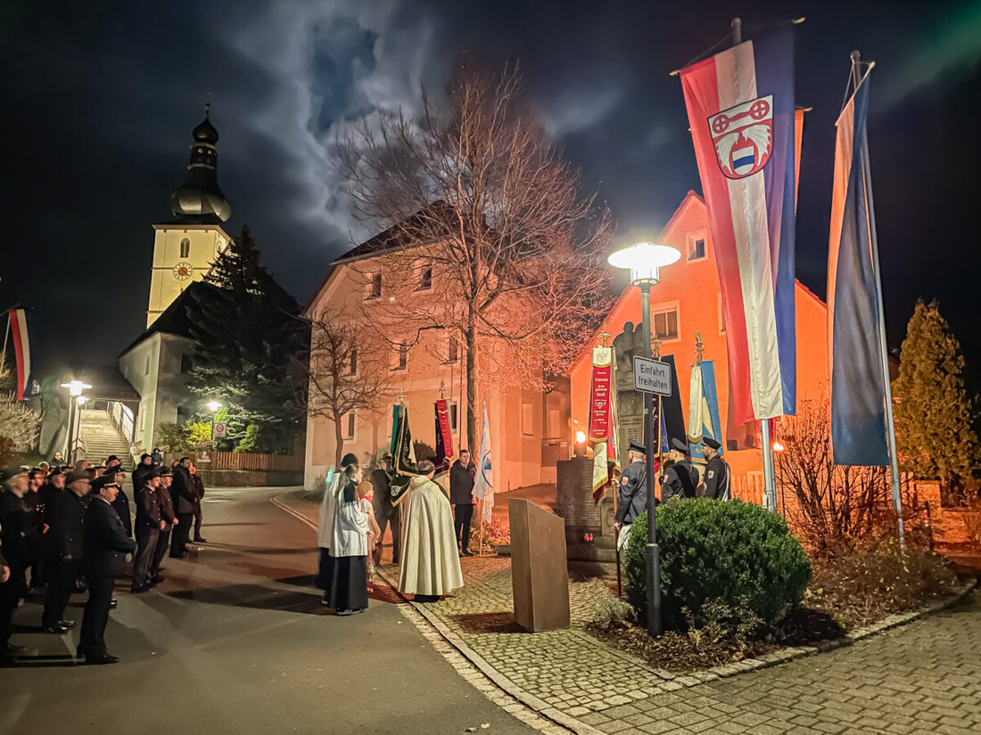 Kastl. In Gedenken an den Volkstrauertag versammelten sich Bürger mit Fackeln am Kriegerdenkmal, um für Frieden und gegen Krieg zu mahnen. Bürgermeister Walter betonte die Bedeutung von Frieden und die Lehren aus der Vergangenheit.