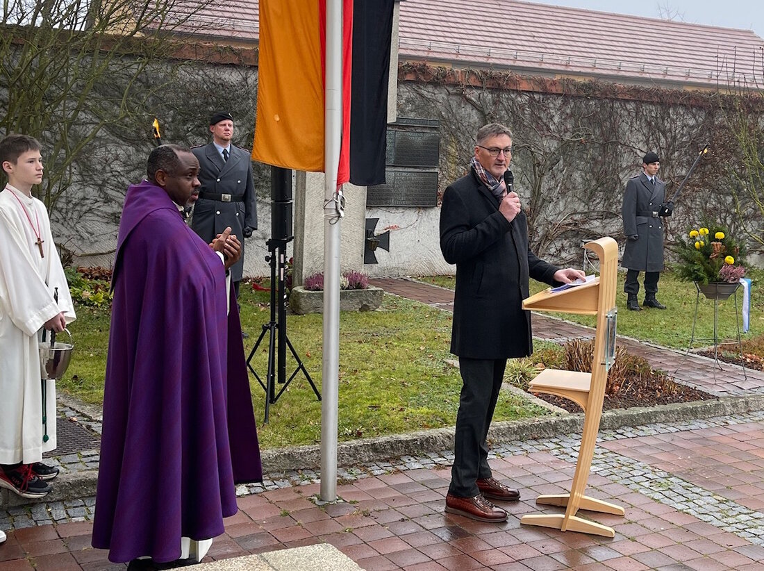 Stulln. Zum Volkstrauertag gedachten Pfarrei, Gemeinde und Vereine am Ehrenmal der Opfer von Krieg und Gewalt. Bürgermeister Hans Prechtl hielt die 25. Rede und mahnte angesichts weniger Zeitzeugen zu Frieden und Verantwortung.