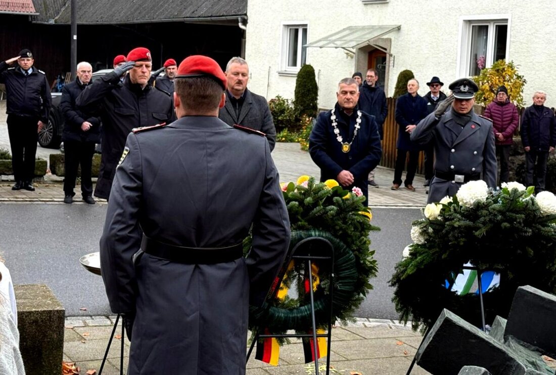 Pirk. Zum Volkstrauertag zogen Bürger nach dem Gottesdienst zum Mahnmal in der Ortsmitte. Bürgermeister Dietmar Schaller und Major Lars Pawlik erinnerten an Opfer von Krieg und Gewaltherrschaft und warnten vor Drohnen.