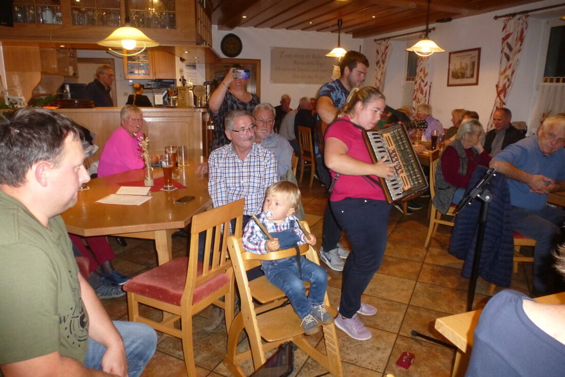 Kaltenbrunn. Gut gefüllt war das Wirtshaus „Zum Goldenen Posthorn“ beim Musikantenstammtisch am Feiertag, 3. Oktober. Organisator Alfons Fehlner war es kurzfristig gelungen, die Ausfälle von Musikern zu kompensieren. Über vier Stunden erfreuten 13 Volksmusiker das Publikum.