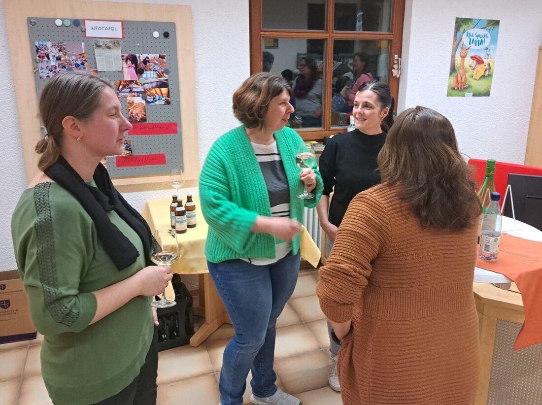 Flossenbürg. Volles Haus bei der Buchvorstellung in der Gemeindebücherei. In gemütlicher Runde stellte das Team 15 Neuerscheinungen vor und bat wegen wegfallender Zeitschriftenförderung um Spenden.