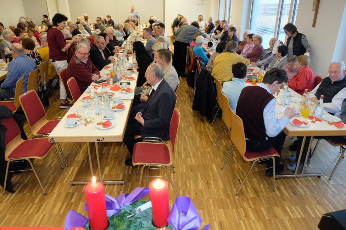 Eschenbach. Im neuen Pfarrheim feierte die Gesellschaft Frohsinn ihre Advents- und Weihnachtsfeier vor rund 150 Gästen. Präsident Erwin Dromann zog Bilanz mit 560 Mitgliedern und 60 Neuen und pries 145 Jahre Gemeinschaft.