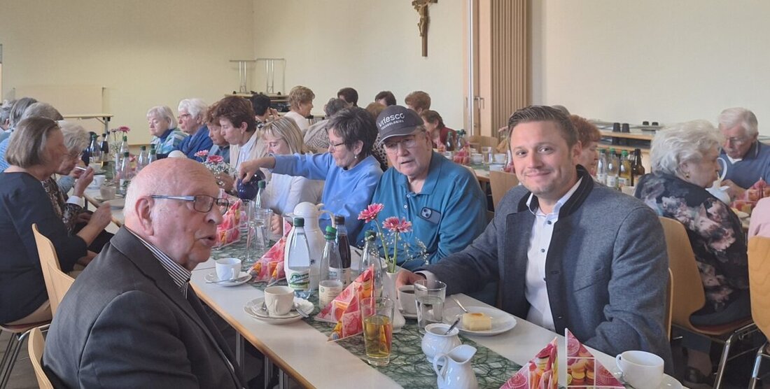 Schirmitz. Gut gelaunt und gut besucht: Die Jahreshauptversammlung der Pfarrei-Senioren zeigte starke Gemeinschaft, Dank an Unterstützer und Lust auf Neues. Nach dem offiziellen Teil füllten Kaffee, Kuchen und Ideen den Saal.