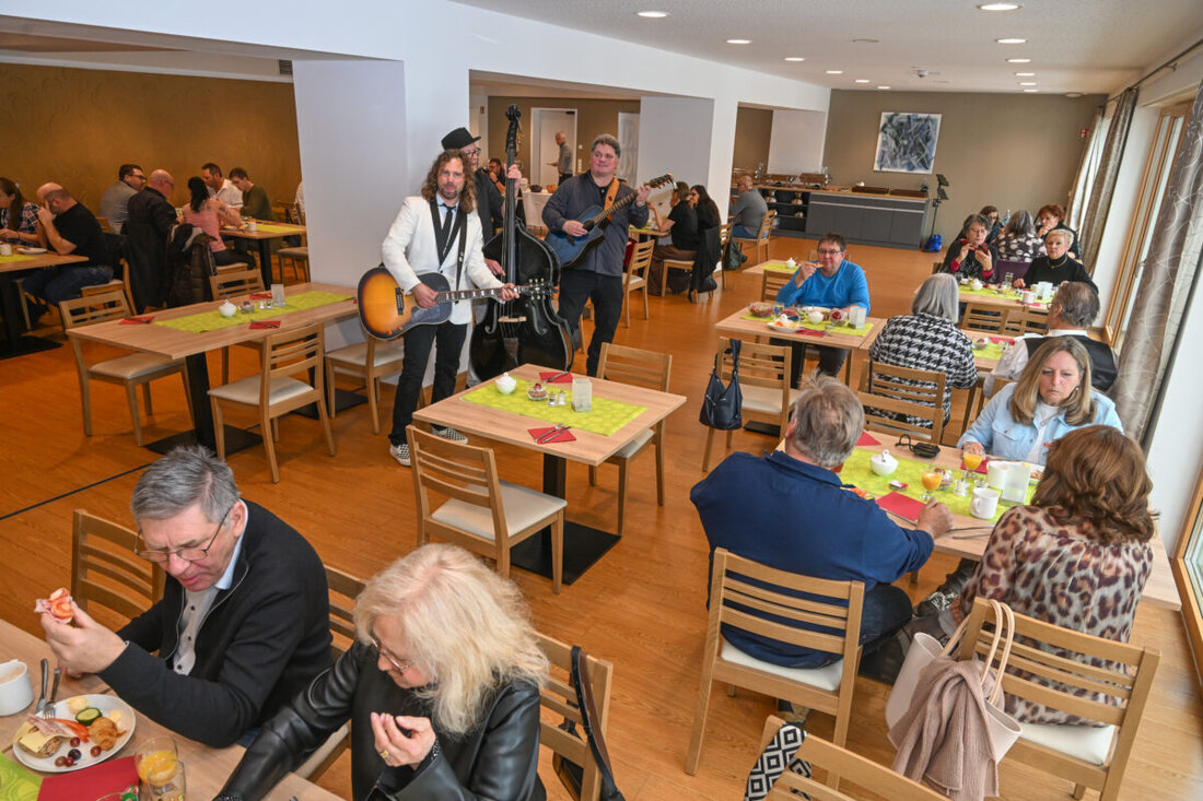 Erbendorf. Zum bereits dritten Musik-Brunch lud der Kunst- und Kulturverein Erbendorf
(KUKUVE), diesmal ins Aribo-Hotel – und es zeigte sich: Dieses Format hat sich
inzwischen zu einem echten Publikumsmagneten entwickelt. Rund 60 Gäste aller
Generationen kamen zusammen, um einen genussvollen Sonntag mit Musik, gutem Essen und
bester Stimmung zu verbringen.