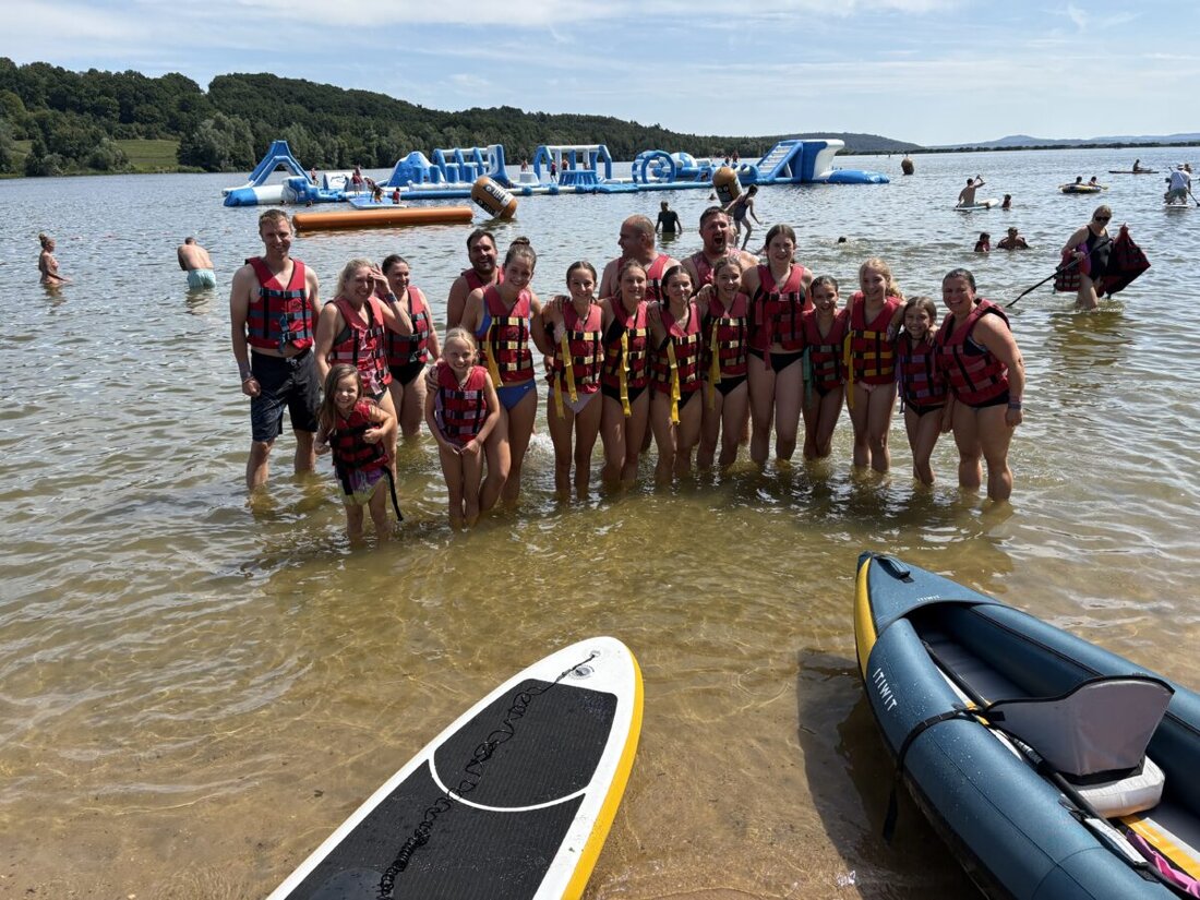 Schnaittenbach. Zum vierten Mal zog es die Volleyballfamilie des TuS Schnaittenbach am letzten Juli-Wochenende zum Kleinen Brombachsee, wo 22 Teilnehmer bei gutem Wetter Beachvolleyball, Wakeboard, SUP und den Aquapark genossen.