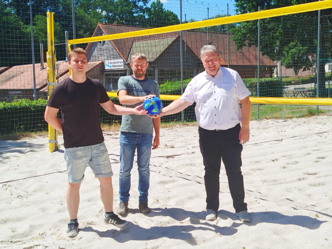 Erbendorf. Wegen umfassender Sanierungen an den Becken bleibt das Freibad heuer komplett geschlossen, doch das Volleyballfeld ist ab sofort wieder nutzbar. Zugang erfolgt ausschließlich über das blaue Tor rechts neben dem Eingang.