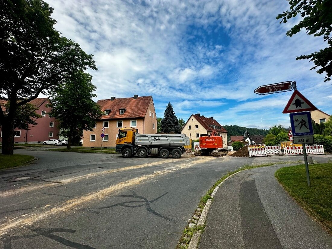 Neustadt/WN. Ab 22. Juni 2026 ist der Kreuzungsbereich Georgstraße/Zacharias-Frank-Straße/Felixallee voll gesperrt. Grund sind Leitungsarbeiten; die Sperre gilt bis 26. Juni 2026, Umleitungen sind ausgeschildert.