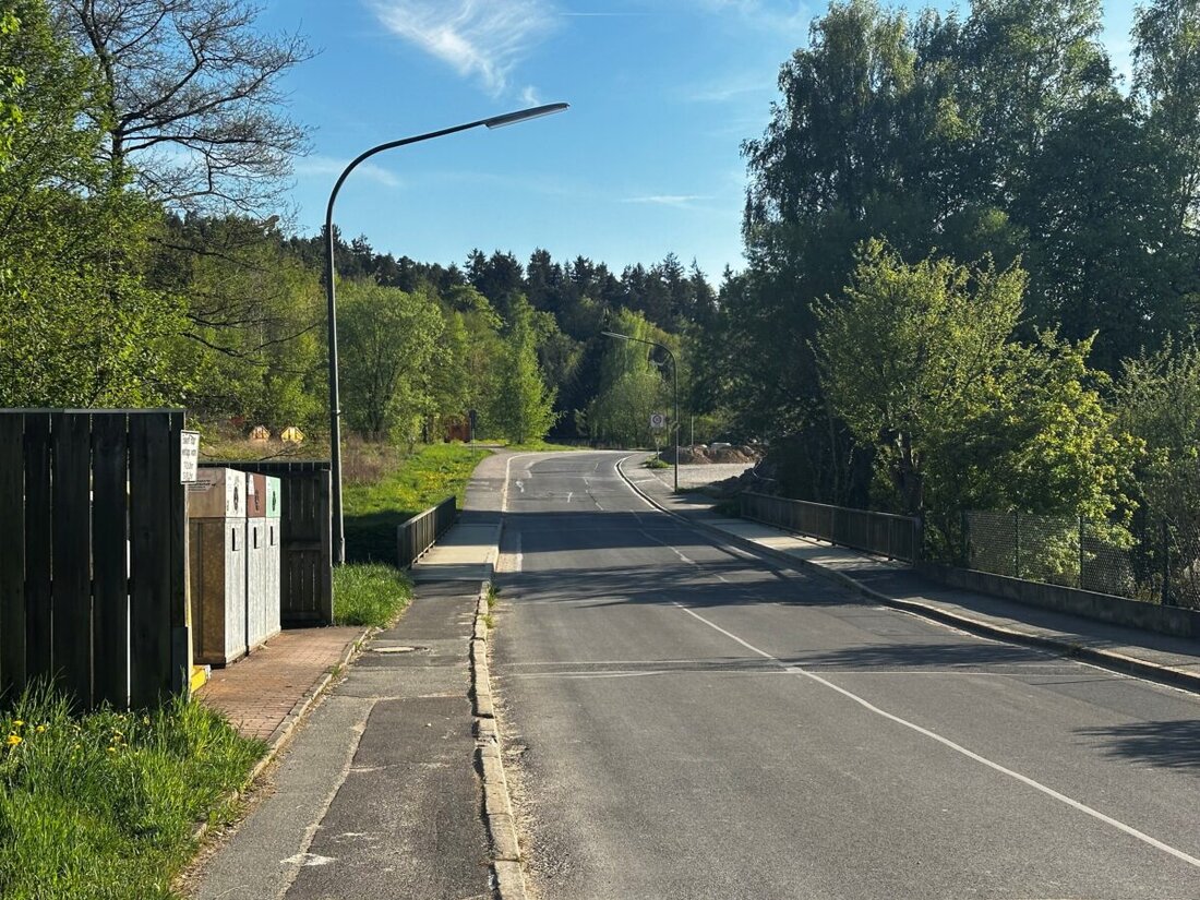 Neustadt. Ab dem 12. Mai 2025 wird die Fabrikstraße wegen Brückensanierung voll gesperrt, ein Weg für Fußgänger und Radfahrer bleibt über eine Behelfsbrücke offen.