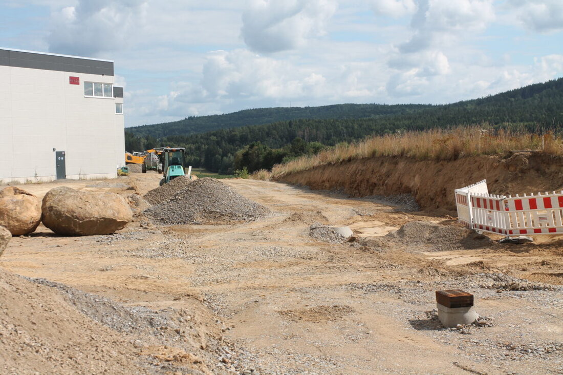 Pleystein/Waidhaus. Die Umverlegung der Straße bei WITRON in Hagendorf startet: Neue Trasse führt am Werksgelände entlang der Feldspatgrube. Vom 3. August bis 16. September ist die Verbindung nach Ödhäuser gesperrt.