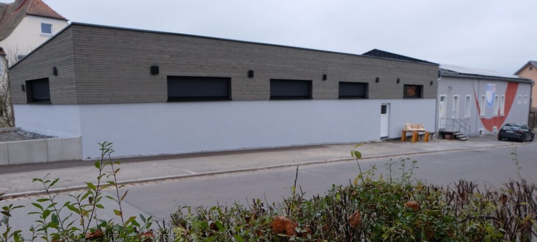 Floß. Der ehemalige Gasthof "Zur Eisenbahn" wurde nach Geschichtsjahren als Büro und Fabrikgebäude zu einem Gesundheitszentrum umgebaut. Innerhalb von drei Monaten erweiterte man die Einrichtung, was bei der Eröffnung am Samstag große Anerkennung fand.