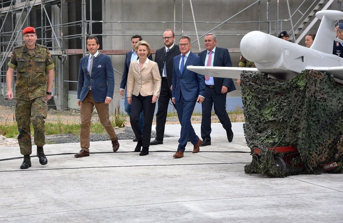 Weiden. Auf ihrer „Sommerreise“ machte Verteidigungsministerin Ursula von der Leyen (CDU) auch in der Weidener Ostmarkkaserne Station, um mit Soldaten des Artilleriebataillons 131 zu sprechen und sich über die Leistungsfähigkeit [&hellip;]