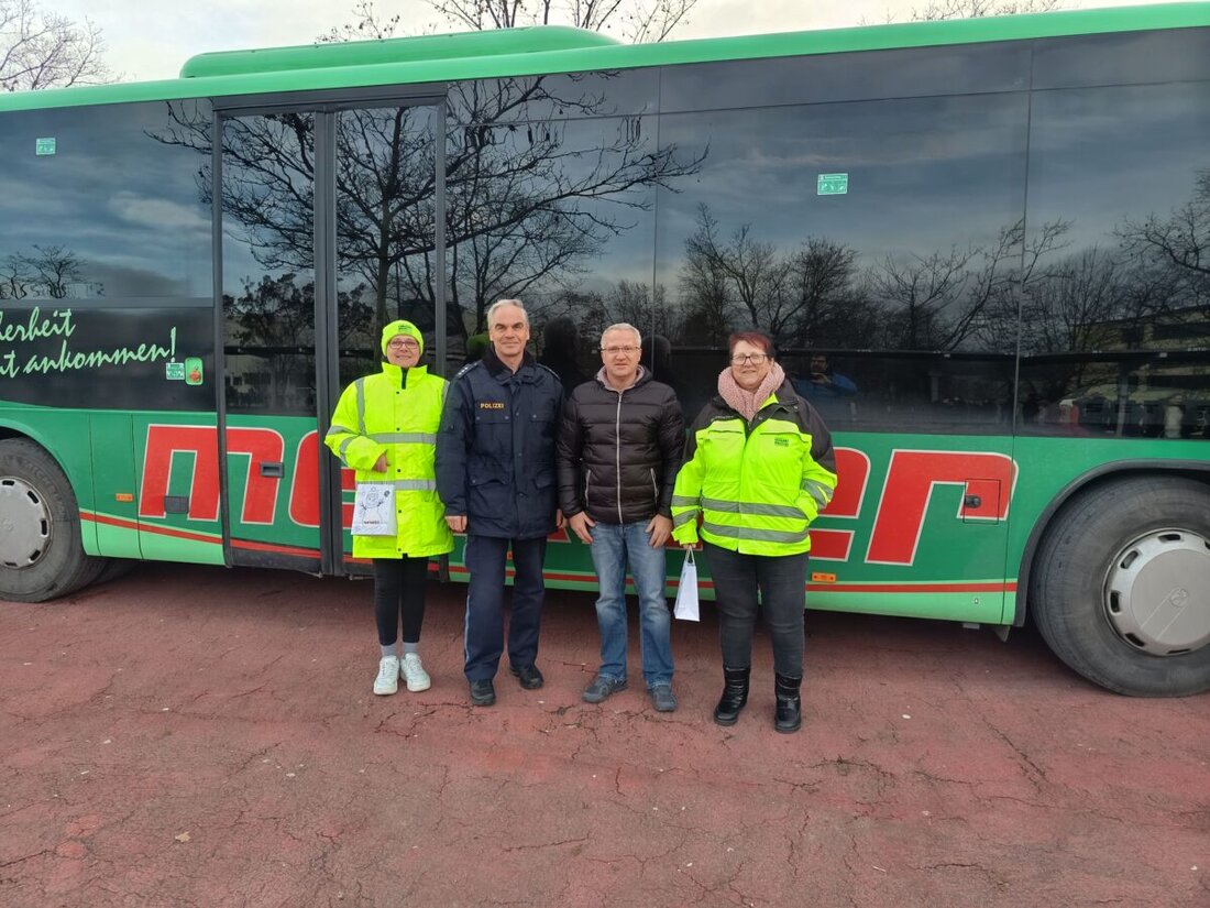 Neunburg vorm Wald. Am 16. Dezember 2025 ehrte PHK Markus Schlegel am Busbahnhof die Verkehrshelferinnen Brigitte Reinicke und Marina Brunner mit einem weihnachtlichen Präsent. Seit Jahren sorgt ihr Einsatz für sichere Schulwege.