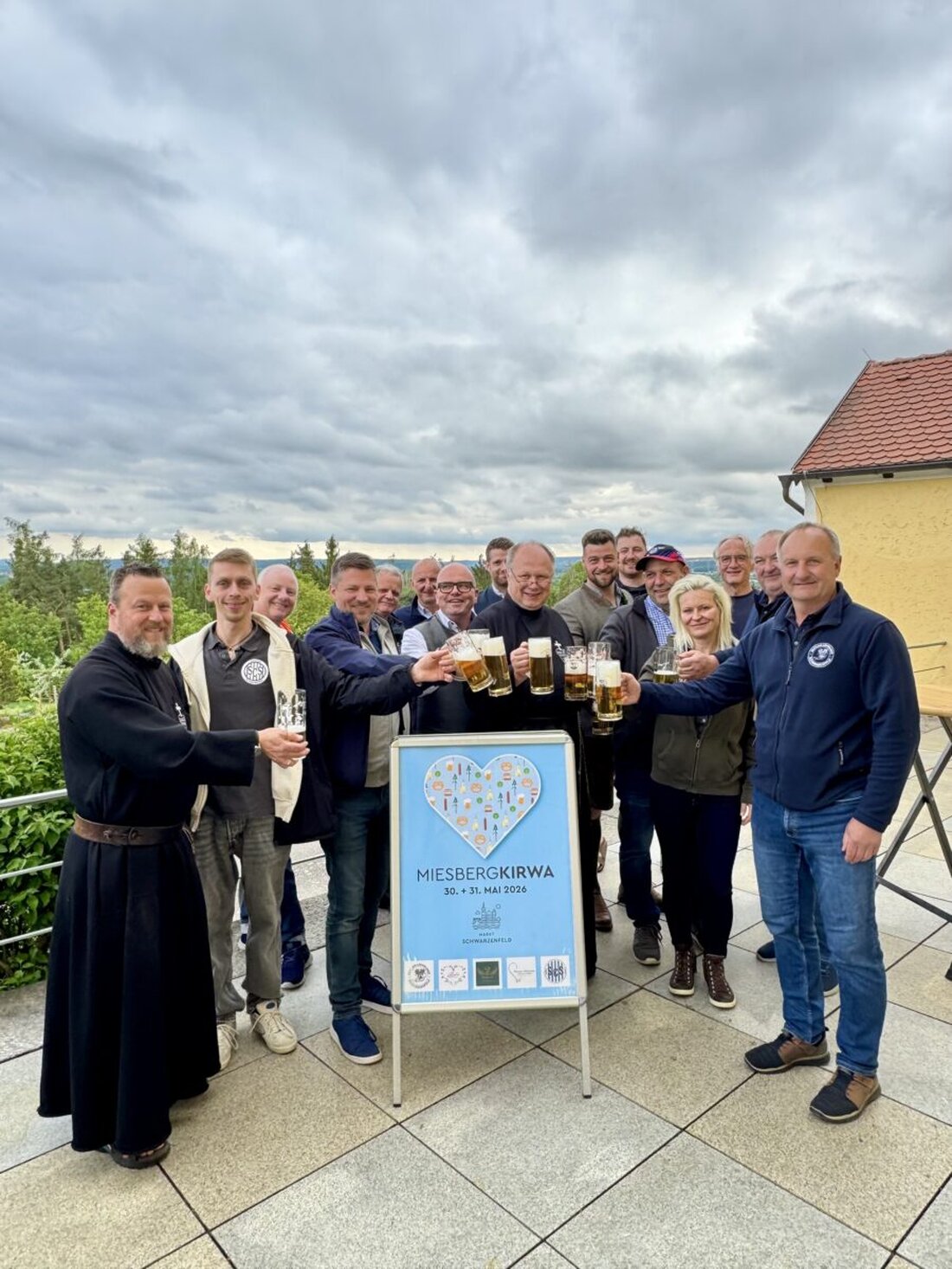 Schwarzenfeld. Die Vorfreude auf die Miesbergkirwa wächst: Nach der Bierprobe auf der Klosterterrasse laufen die Vorbereitungen. Gesucht werden Helfer, etwa ein Bulldogbesitzer; die Kirwa ist am 30. und 31. Mai.