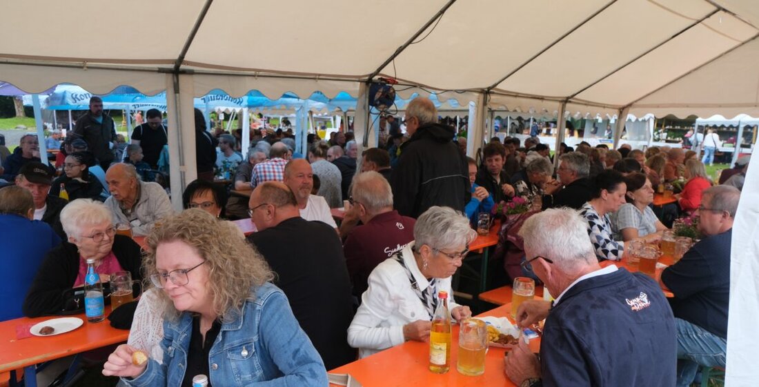Floß. Das 48. Bürgerfest steigt am Samstag, 25. Juli, in der Mühlpaint und lockt ab 15 Uhr mit Bieranstich, den Neuhauser Boum und ab 19 Uhr der KingSize Combo. Vereine sorgen für Essen, Trinken und Programm.