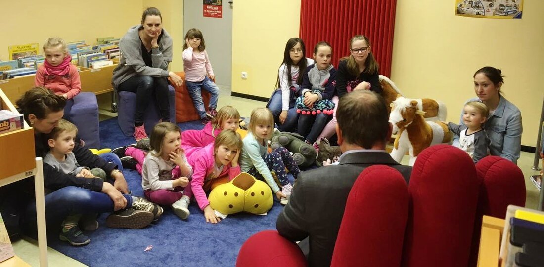 Windischeschenbach. Aufmerksam lauschten viele Kinderohren dem ersten Lesepaten Karlheinz Budnik bei der Vorlesestunde. Der Start der nun monatlichen stattfindenden Lesestunde wurde gut angenommen. Zum Thema „Tiergeschichten“ las der 1. Bürgermeister [&hellip;]