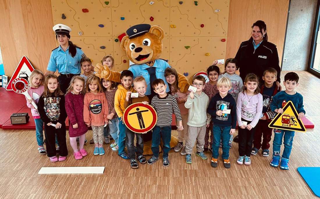 Weiden. Am 24. November sorgte der Bundespolizeibär Toni im Kindergarten St. Elisabeth für leuchtende Augen. Beim Vorlesetag lernten 44 Vorschulkinder spielerisch Bahnregeln, Fahrkarten und Sicherheit am Bahnhof kennen.