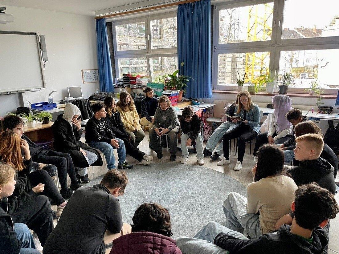 Weiden. Am bundesweiten Vorlesetag lasen prominente Gäste an der Pestalozzi-Mittelschule vor und betonten so die Bedeutung des Lesens. Die Schule erhielt zudem eine Spende von 400 Euro von der Volks- und Raiffeisenbank Nordoberpfalz.