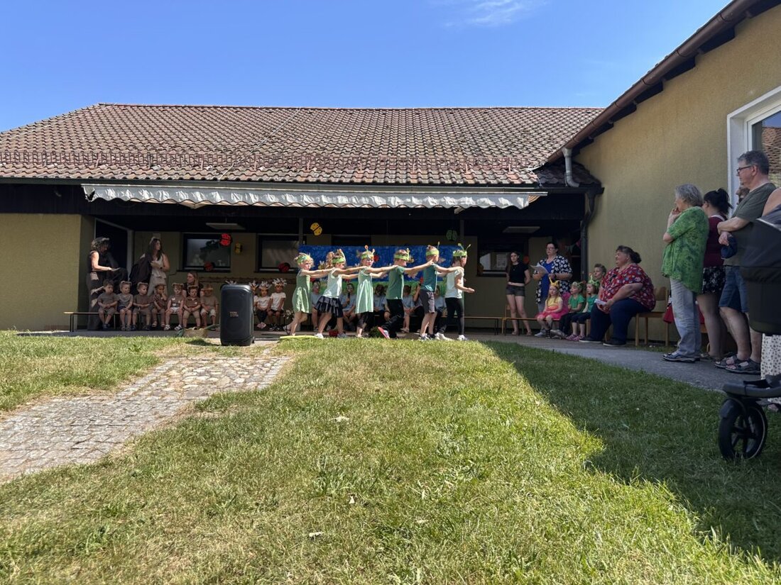 Neustadt/WN. Sonne und gute Laune prägten das Sommerfest der Kita St. Martin. Unter dem Motto „Tiere“ zeigten die Gruppen ihre einstudierten Auftritte, die Vorschulkinder moderierten, und Spielstraße sowie Kuchenbuffet lockten viele Familien.