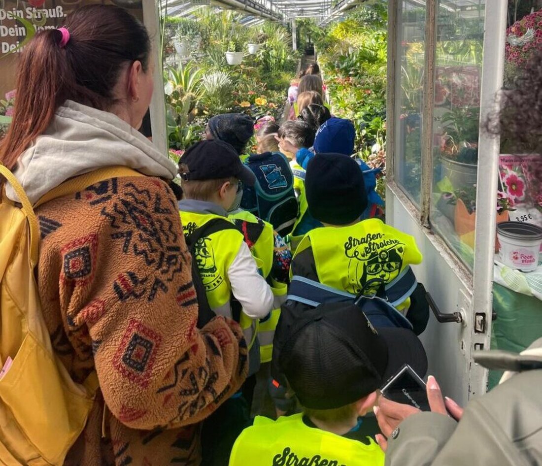 Weiden. Vorschulkinder des Johanniter-Kindergartens „Sonnenland“ entdeckten in der Gärtnerei Gloßner die Welt der Pflanzen und erfuhren, wie Kompost entsteht. Sie pflanzten Osterglocken und nahmen Geschenke zum Muttertag mit.