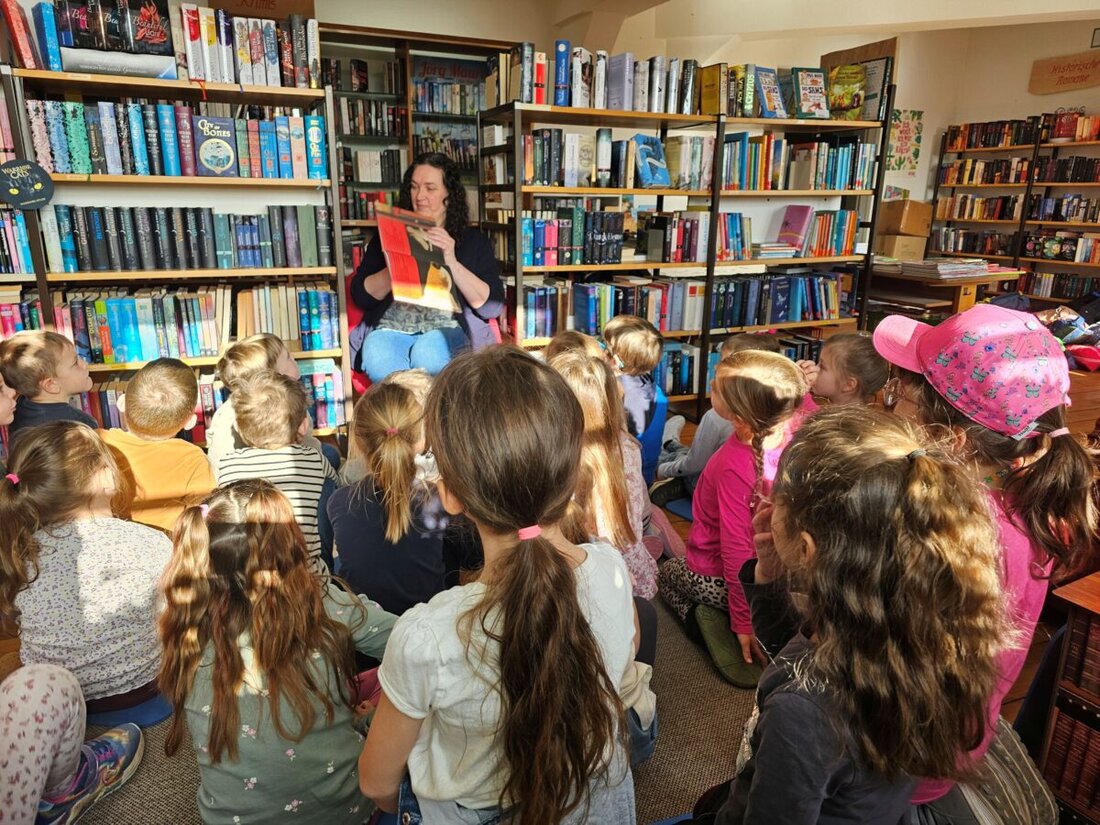 Plößberg. Die Vorschulkinder des Johanniter-Kindergartens Regenbogen besuchten die Gemeindebücherei und tauchten in Geschichten ein. Sie stöberten in Regalen, hörten das Bilderbuch „Pippilothek“ und nahmen ein Lesezeichen mit.