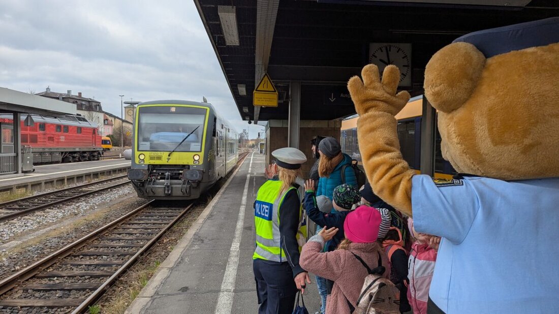 Weiden. 13 Vorschulkinder besuchten mit großem Jubel die Bundespolizei am Weidener Bahnhof und lernten spielerisch die Gefahren der Bahnanlagen kennen. Sie durften auch einen Zug besichtigen und Polizeiausrüstung anprobieren.