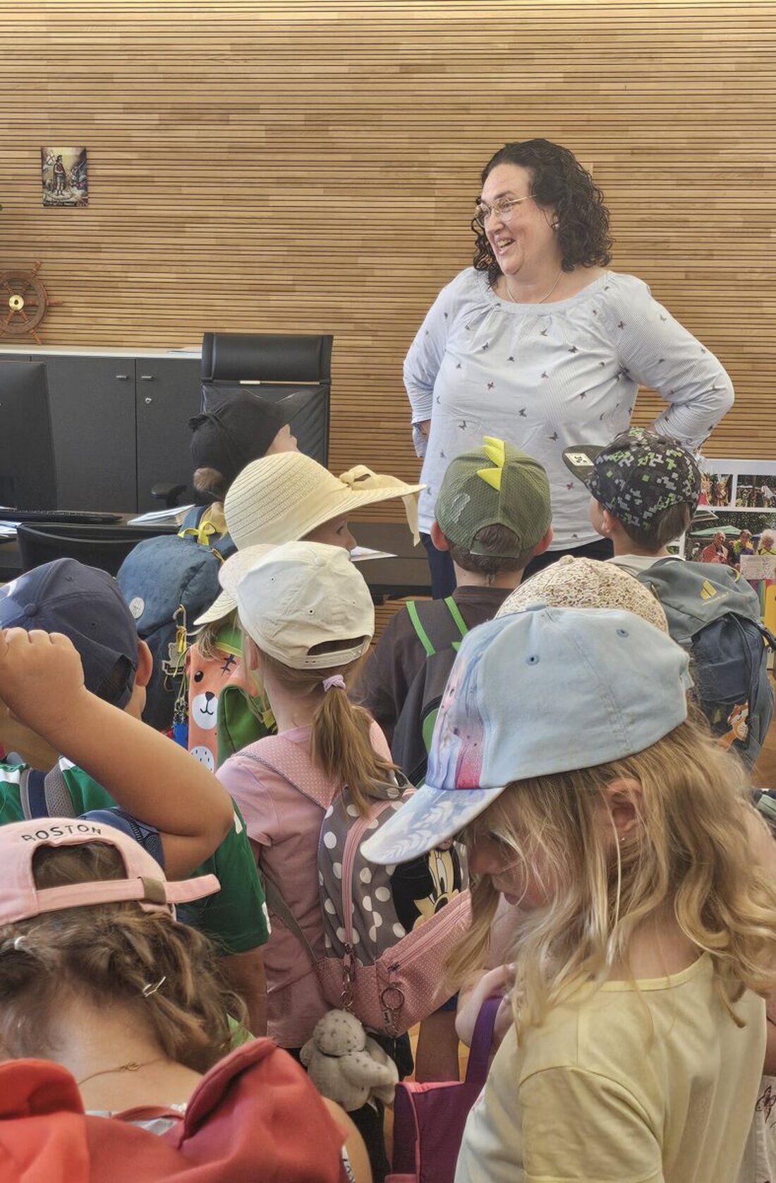 Plößberg. Vorschulkinder des Johanniter-Kindergartens „Regenbogen“ haben das Rathaus erkundet: Bürgermeisterin Tina Zeitler führte sie durch Gemeindekasse, Trauzimmer und Sitzungssaal und beantwortete Fragen.