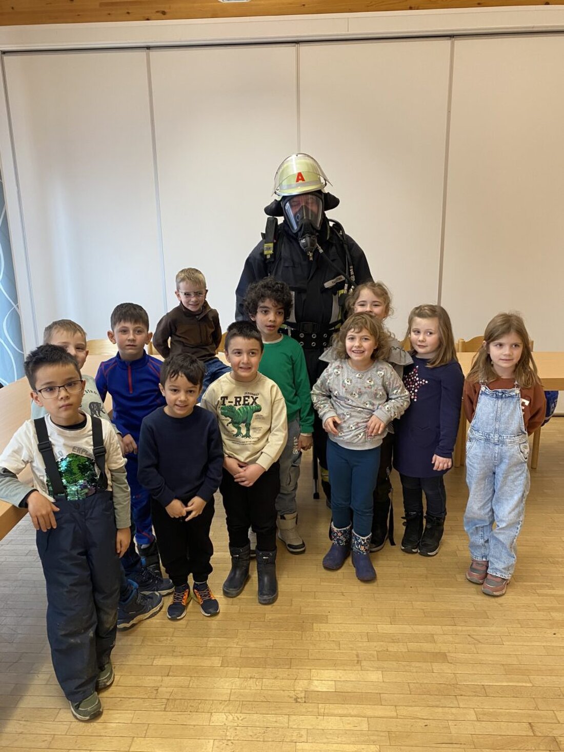 Waldsassen. Vorschulkinder des Johanniter-Kinderhauses "Waldwichtel" besuchten die Freiwillige Feuerwehr Waldsassen, um über Feuer und Sicherheit zu lernen. 