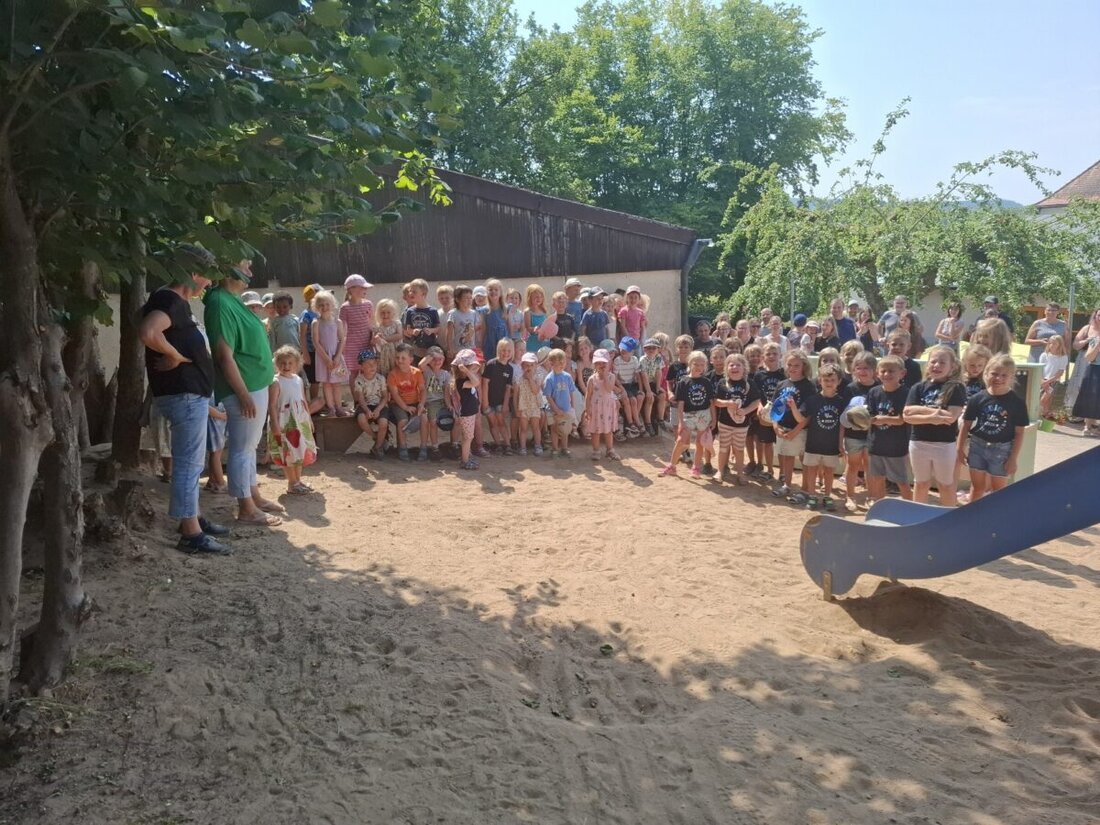 Eslarn. Mit einem schwungvollen Abschied hat der katholische Kindergarten St. Elisabeth seine 18 Vorschulkinder in Richtung Schule entlassen. Ein Wortgottesdienst und der humorvolle „Rauswurf“ setzten den Schlusspunkt.