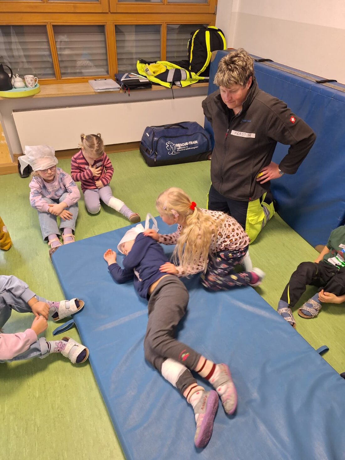 Leuchtenberg. Im Kindergarten St. Johannes lernten Vorschulkinder im Kurs „Kleine Helden“ Notruf, Seitenlage und Verbände. Die Gebühren für zwölf Kinder übernahmen Karl Liegl Bau sowie der Gasthof Alfons und Irmgard Maier.