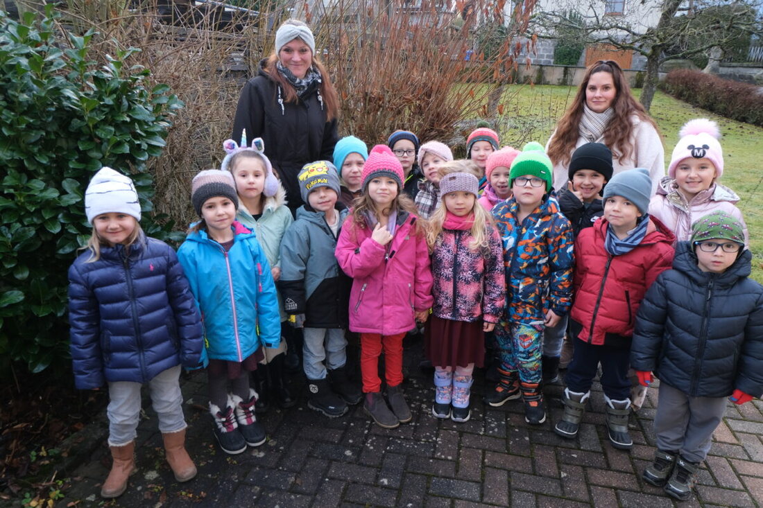 Floß. Vorschulkinder des Kindergartens St. Johannes Maria Vianney verbreiten Weihnachtsfreude mit Liedern und kleinen Geschenken. Sie danken Unterstützern. Sie hoffen nach Sanierung auf Rückkehr ins eigene Haus im nächsten Jahr.