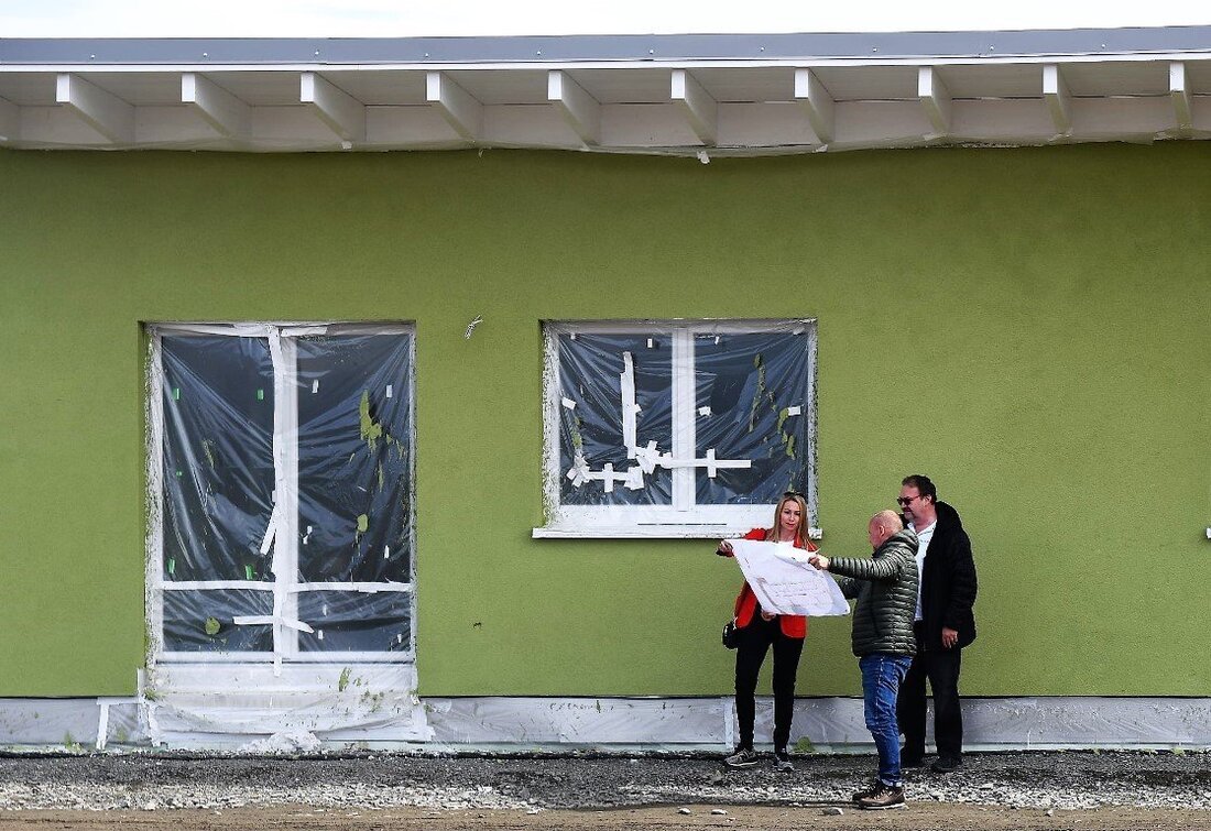 Weiden. Ein wahres Schmuckstück entsteht aktuell auf dem Gelände des Sportzentrums der SpVgg SV Weiden: Ein Funktionsgebäude, zwei Kunstrasenplätze und ein Rasenplatz nehmen von Tag zu Tag mehr Gestalt an. 
