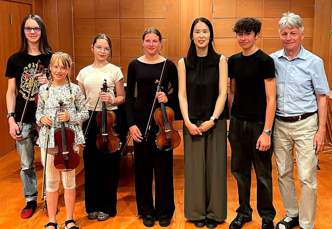 Weiden. Ein Vorspielabend der Violinklasse von Soojung Cho begeisterte im Auditorium der Musikschule mit vielfältigen Beiträgen. Zugleich sammelten die jungen Talente Spenden für die Tafel Weiden e. V. und Tomorrow for Future.
