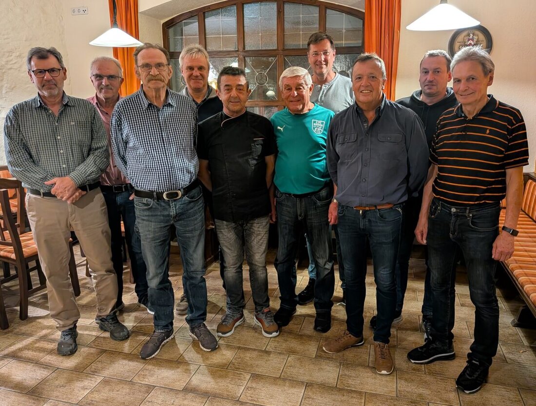 Rieden. Der Förderkreis des 1. FC Rieden wählte die Vorstandschaft einstimmig wieder, ehrte Mitglieder und beschloss 2025 1000 € für die Jugend und je 500 € für erste, zweite und Altherren.