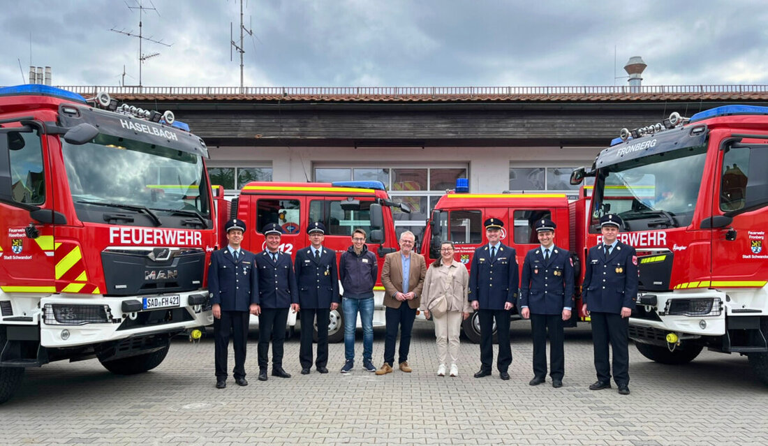 Schwandorf. Die Freiwilligen Feuerwehren Fronberg und Haselbach setzen ab sofort neue Hilfeleistungslöschgruppenfahrzeuge ein, die mit 1.000 Liter mehr Löschwasser und modernem Rettungsequipment ausgestattet sind. Diese Fahrzeuge kosteten gemeinsam rund 1,1 Millionen Euro, gefördert von der Regierung der Oberpfalz und dem Landkreis Schwandorf.