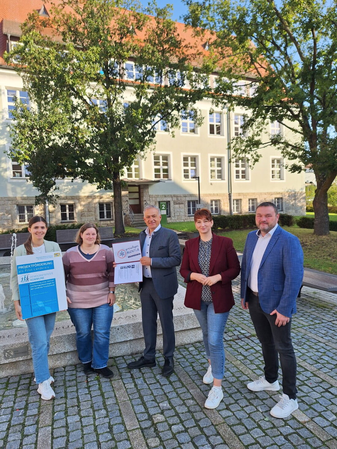 Tirschenreuth. Der Landkreis Tirschenreuth hat ein neues Leitbild für Ehrenamtsarbeit vorgestellt, das von der Freiwilligen Agentur und unter Beteiligung der Bürger entwickelt wurde. Es soll das Engagement stärken und die Wertschätzung ehrenamtlicher Tätigkeiten erhöhen.