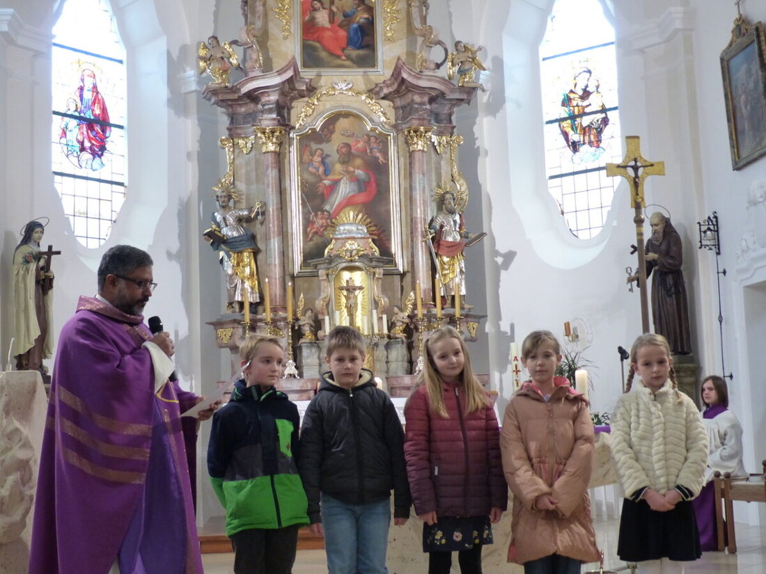Roggenstein. In St. Erhard stellten sich die fünf künftigen Erstkommunionkinder mit Kinderchor vor; in der Pfarreiengemeinschaft Leuchtenberg–Michldorf bereiten sich 23 Kinder auf die Erstkommunion am Sonntag, 10. Mai 2026, vor.