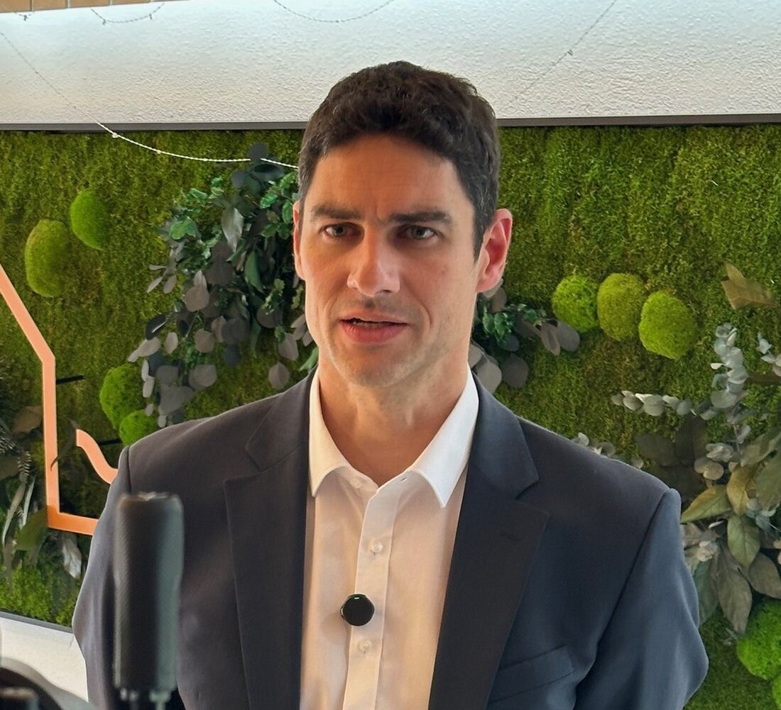 Amberg. Kontaktloses, induktives Laden auf der Straße steht im Fokus eines kostenlosen Vortrags von Prof. Dr.-Ing. Florian Risch am 4. März 2026 um 17 Uhr. Er erklärt Technik und Perspektiven, auch zum Projekt auf der A6.