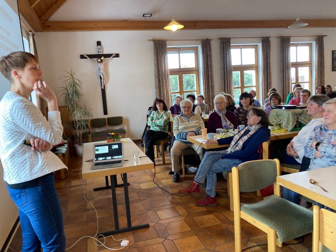 Leuchtenberg. Im Pfarrheim versammelten sich viele Frauen zum Vortrag „Ich verlieb mich neu ins Leben“ der Referentin Michaela Blattnig. Eingeladen hatten der Katholische Frauenbund sowie Gruppen aus Leuchtenberg und Döllnitz.