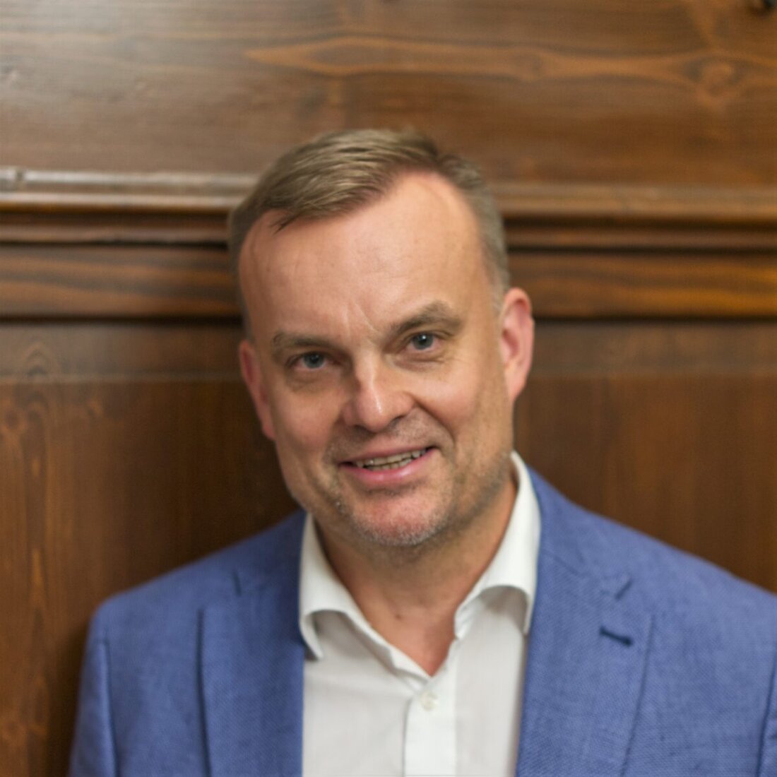 Speinshart. Am 9. Oktober 2025 um 19.30 spricht Prof. Klaus Unterburger im Kloster über den Heiligen Wolfgang und Eintritt ist frei. Am 13. November 2025 folgt ein Vortrag zur Bibliothek.