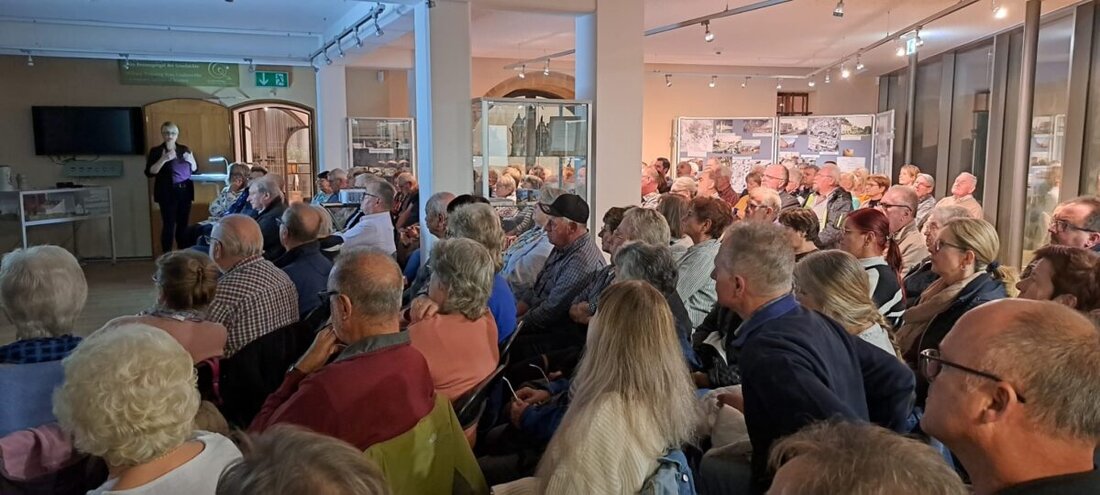 Grafenwöhr. Das Gaststättengewerbe in Grafenwöhr nimmt eine herausragende Stellung ein und steht in enger Verbindung mit der Entstehung des Truppenübungsplatzes. Etwa 120 Besucher wollten sich die Reise in die Vergangenheit nicht entgehen lassen und folgten der Einladung des Heimatvereins Grafenwöhr zu diesem Bildervortrag über die alten Gaststätten in Grafenwöhr. 