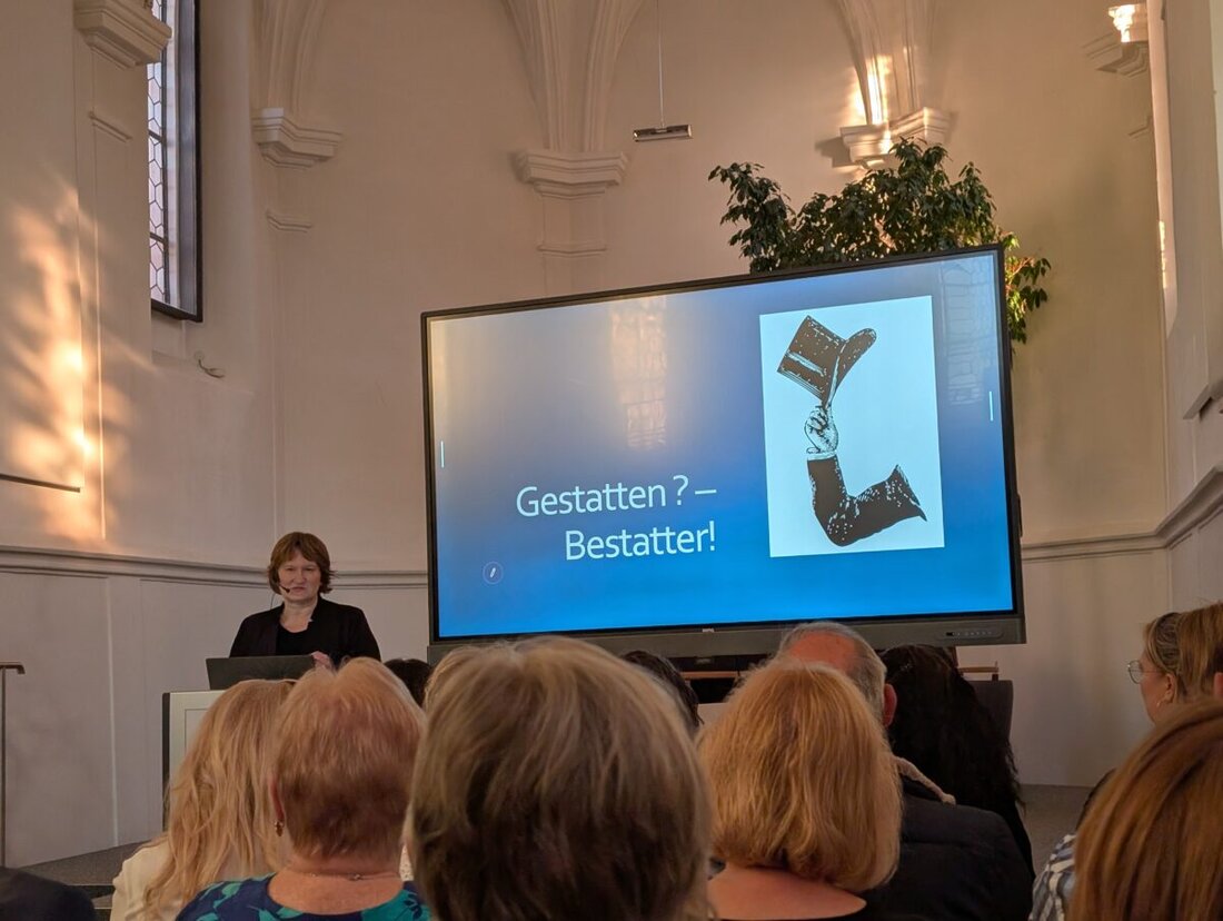 Schwandorf. Über 80 Personen nahmen am Vortragsabend "Gstorb'n wird immer - wie geht's dann weiter?" des Palliativ-Hospiz-Netzwerks teil, um über historische Bestattungsriten und heutige Bestattungsaufgaben zu lernen.