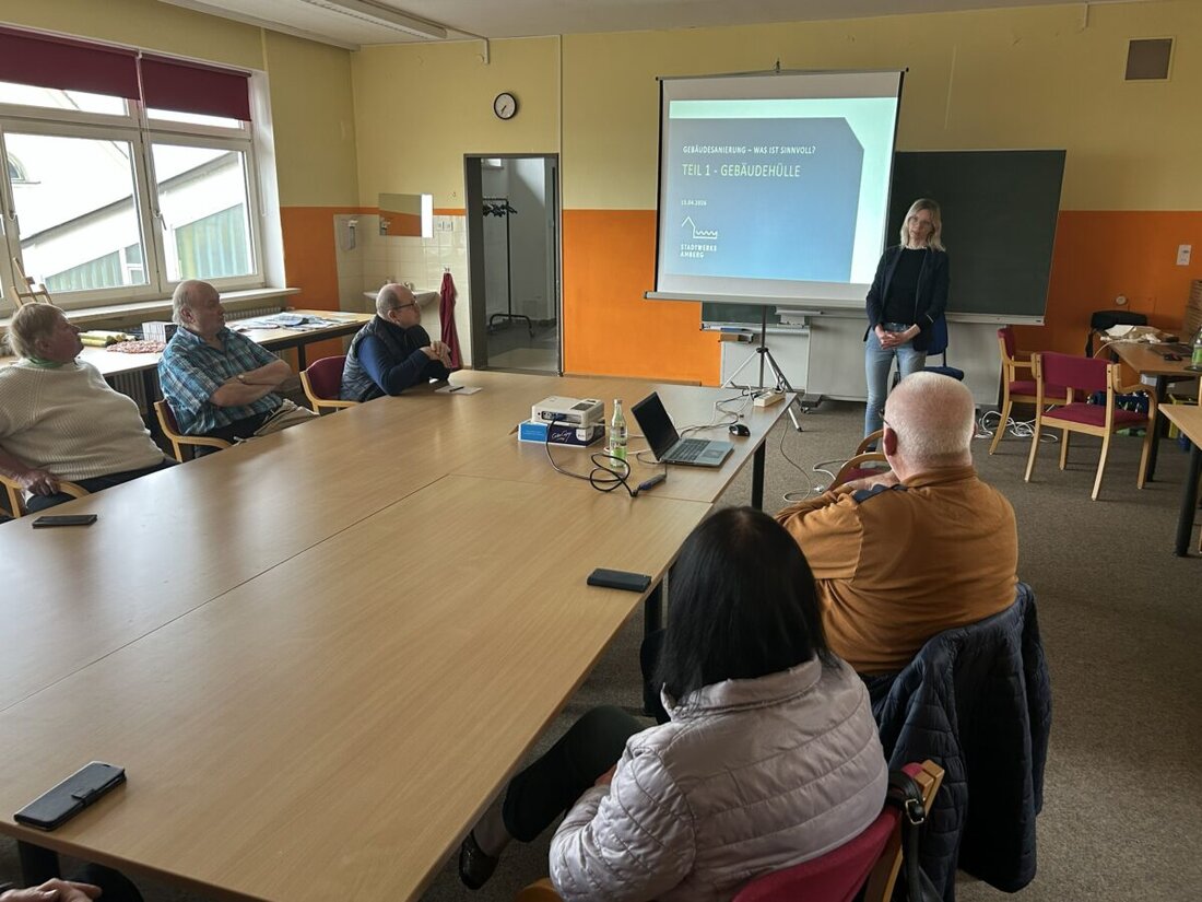 Amberg. In der Luitpoldhöhe ist eine neue Fachvortragsreihe zur Gebäudesanierung gestartet. Sie bietet Anwohnern und Eigentümern Infos zu Sanierung, Energieeffizienz und Förderung; Termine am 20. Mai 2026 und 23. Juli 2026.
