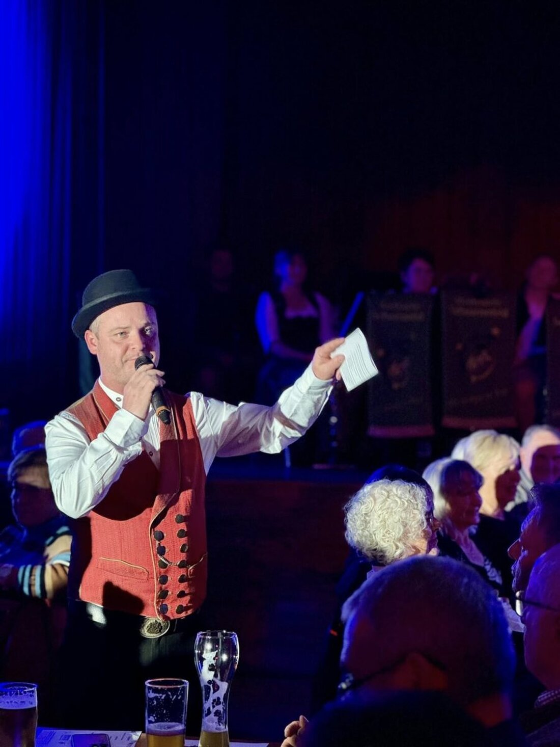 Schwarzenfeld. Das 50. Sänger- und Musikantentreffen steigt am 21. November 2026, moderiert von Gstanzlsänger Bene Weber. Der Vorverkauf läuft seit 1. April; eine Hotline folgt ab 13. April.